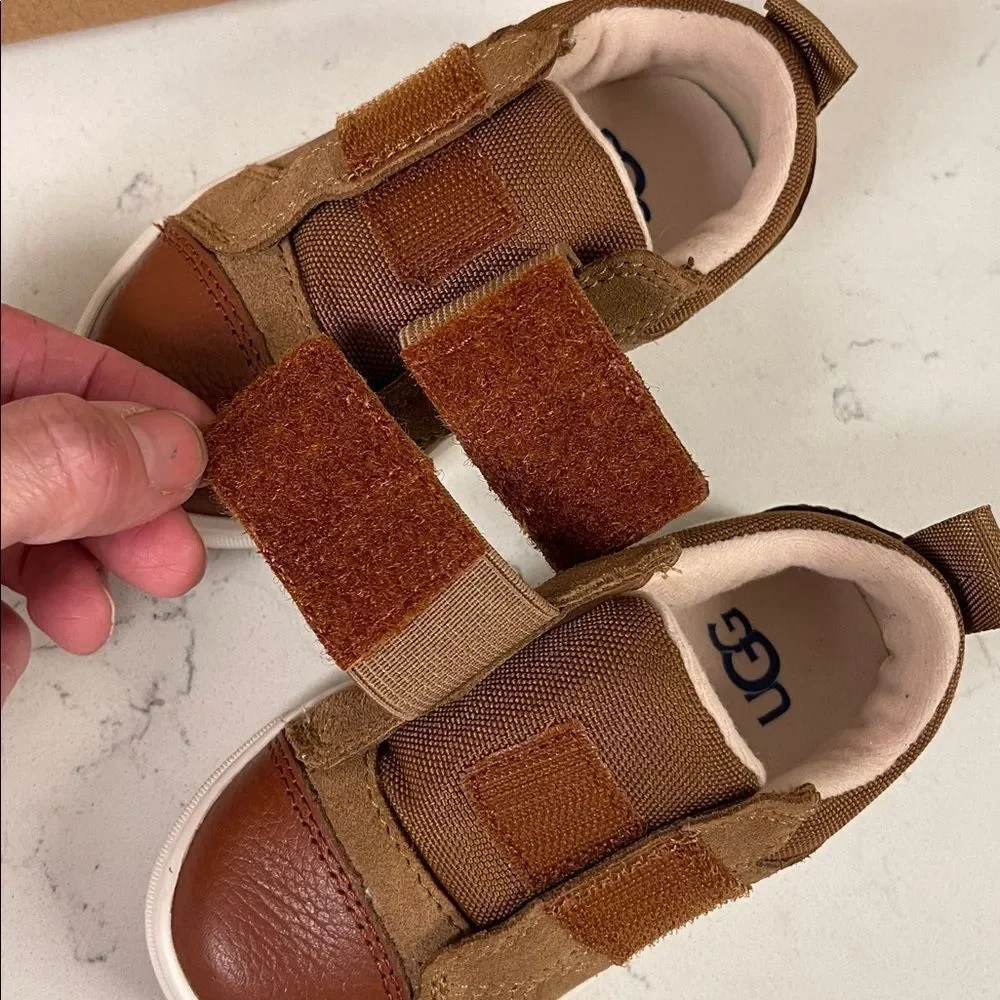 UGG T Renton Low Boys Velcro Shoes Chestnut Size 6 Worn Once